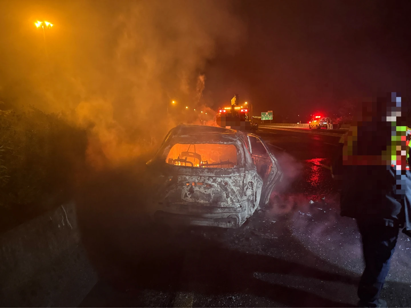 機車國道內線逆撞自小客！76歲騎士當場失去生命跡象　2車全燒毀