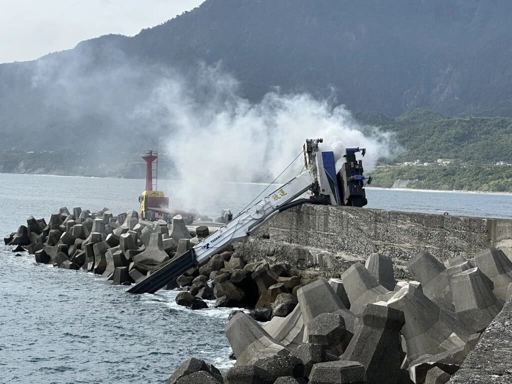 台東成功漁港大型吊車翻覆　 車體冒煙起火1人明顯無生命跡象