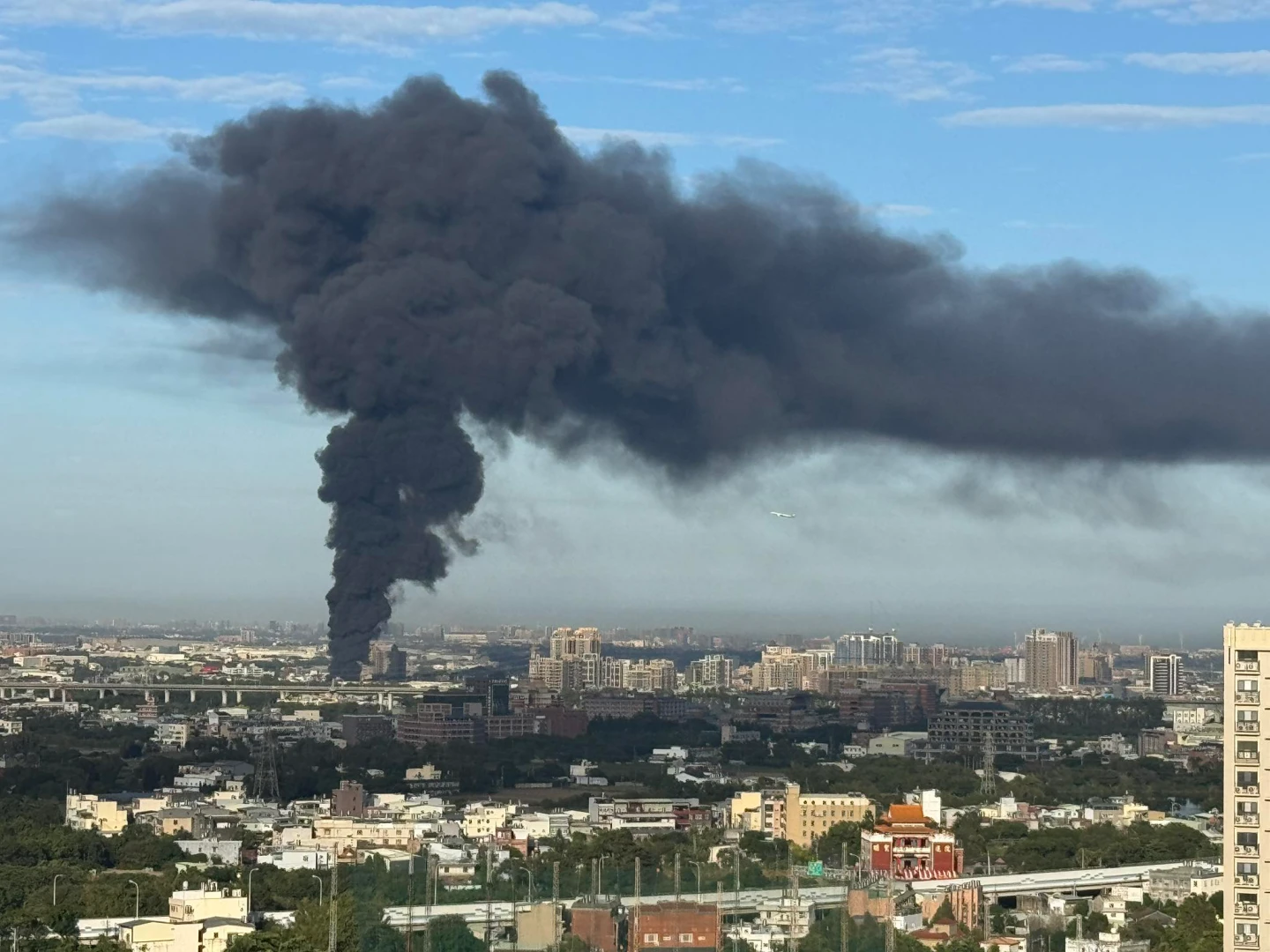 濃煙竄天片｜桃園蘆竹工廠大火！　惡臭瀰漫警消全力灌救中