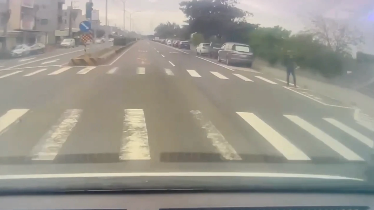 高雄釣客突中風！深夜驚魂卡消波塊10小時　熱心釣客助救護人員救援