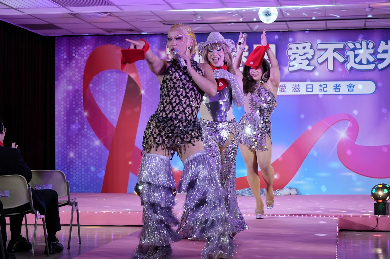 圖輯｜疾管署首邀請變裝皇后　「新冠指揮中心」秒變時髦大舞廳