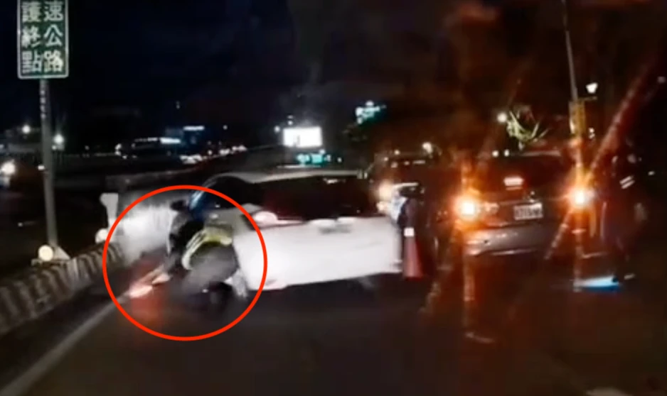 有片｜北市男遭攔檢謊報身分露餡！竟加速撞傷警逃逸　驚險畫面曝