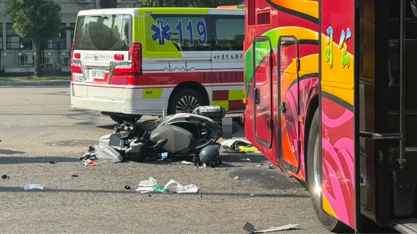 高雄騎士闖紅燈！連撞機車、遊覽車骨折送醫　現場慘況曝