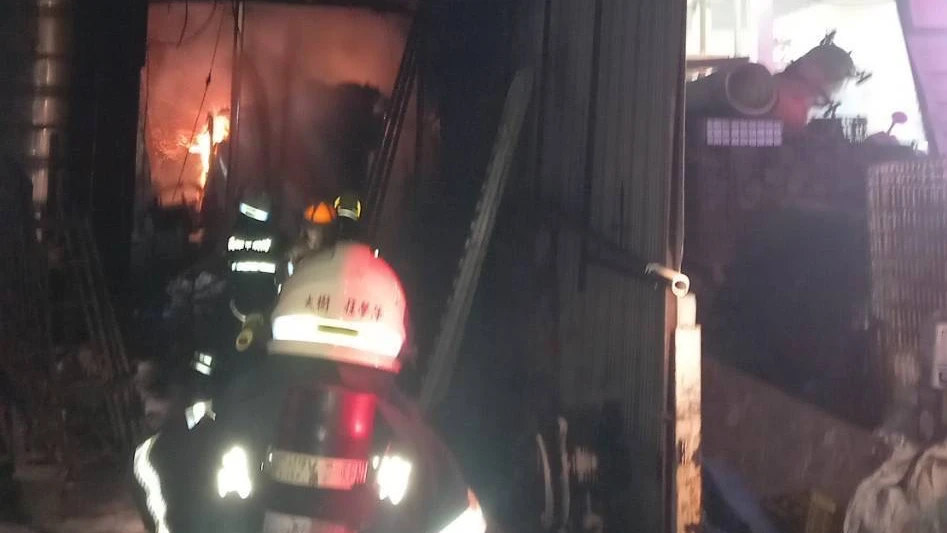 高雄工廠大火！　消防局急出動5個分隊灌救