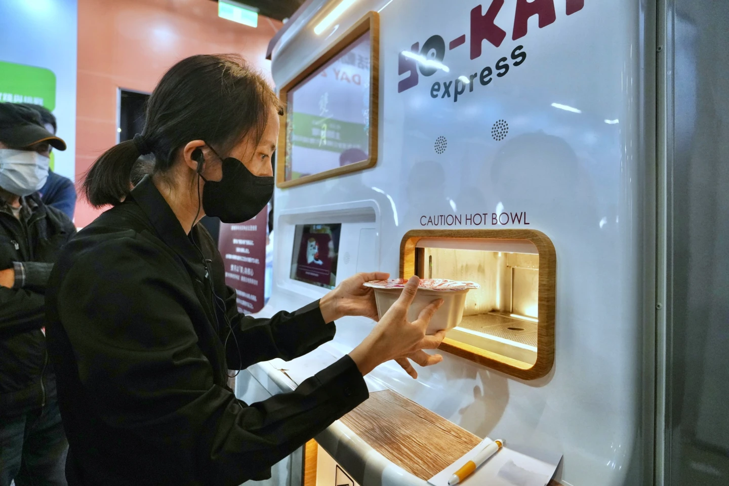 緩解餐飲業人力荒！業者開發24H智慧食堂　必比登美食、珍奶隨時開吃