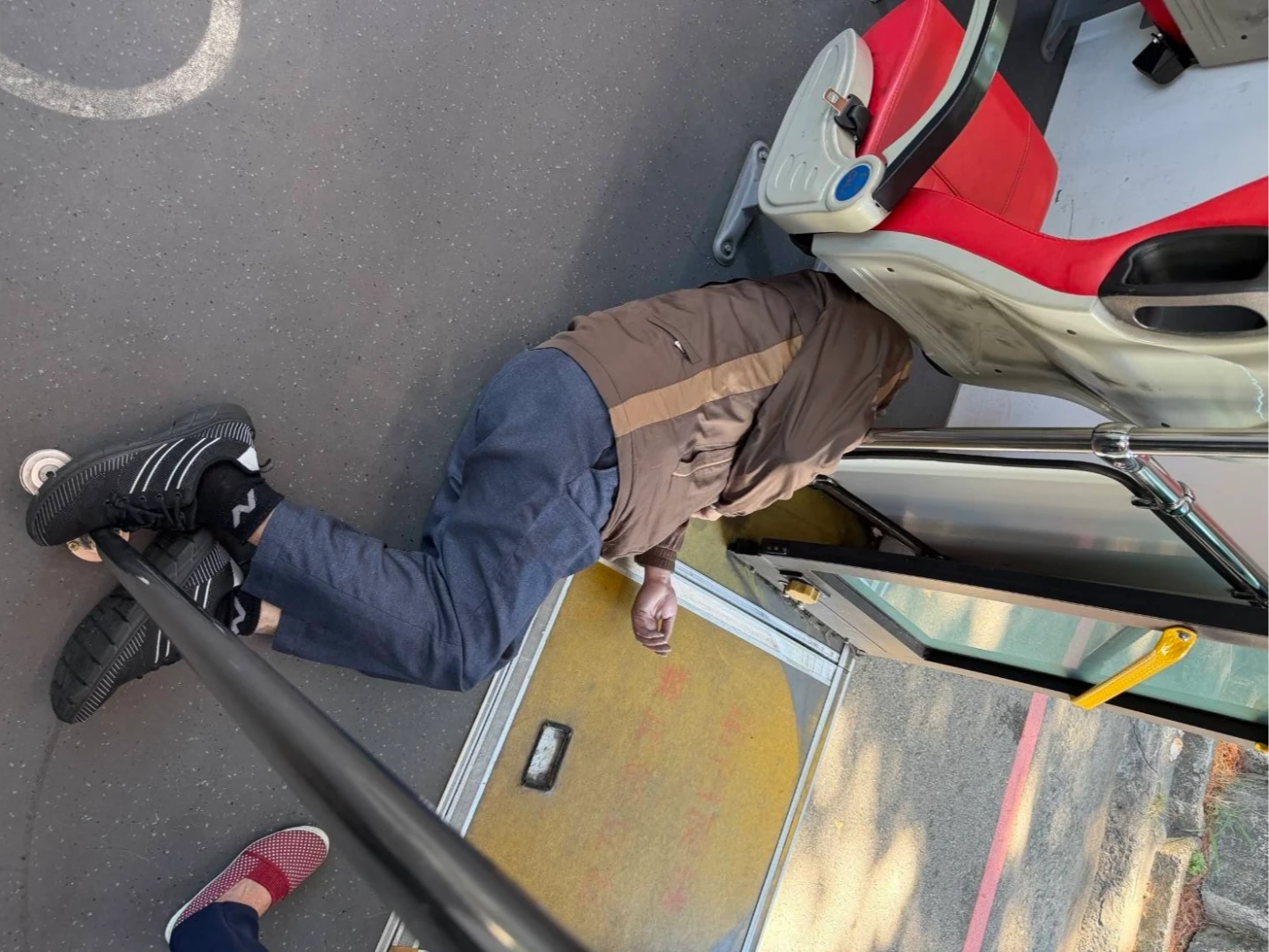 台中公車急煞！8旬翁慘摔昏迷　送醫插管搶救中