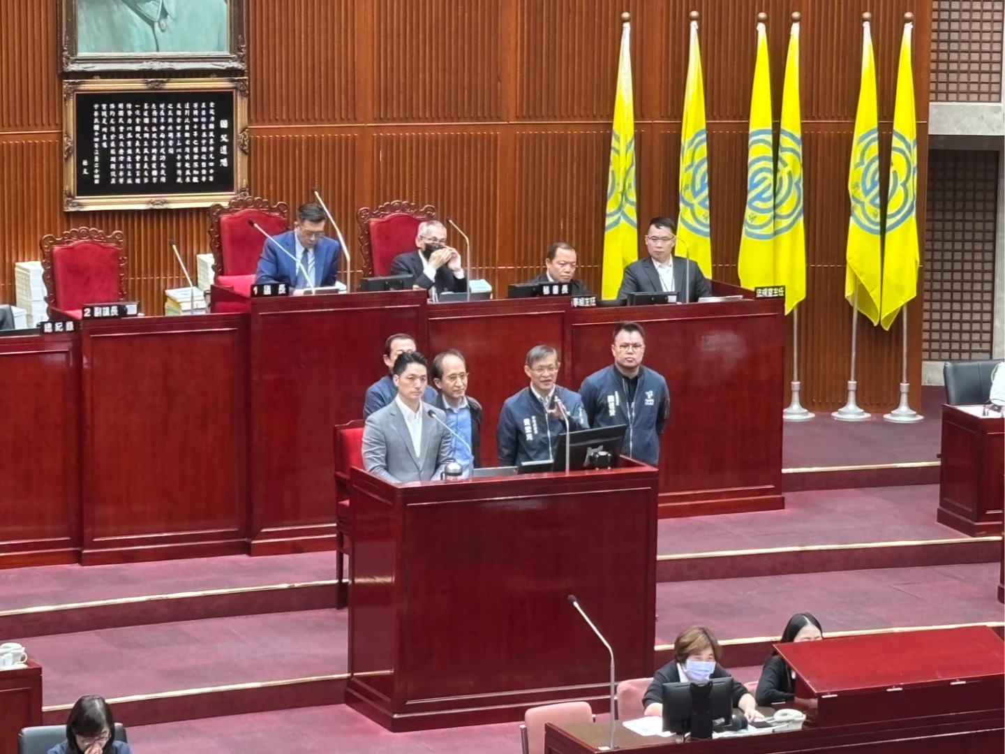 有片｜議員轟市府官員踢攤位羞辱廠商　蔣萬安認動作不妥：會嚴厲告誡