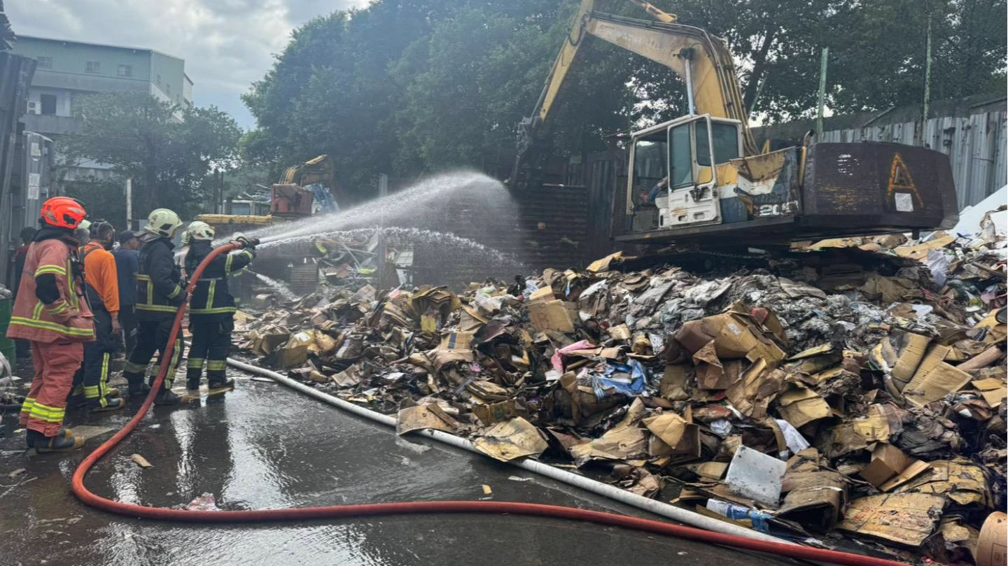 三峽資源回收場火警！現場堆紙板迅速延燒　鄰近幼兒園2百幼童急疏散