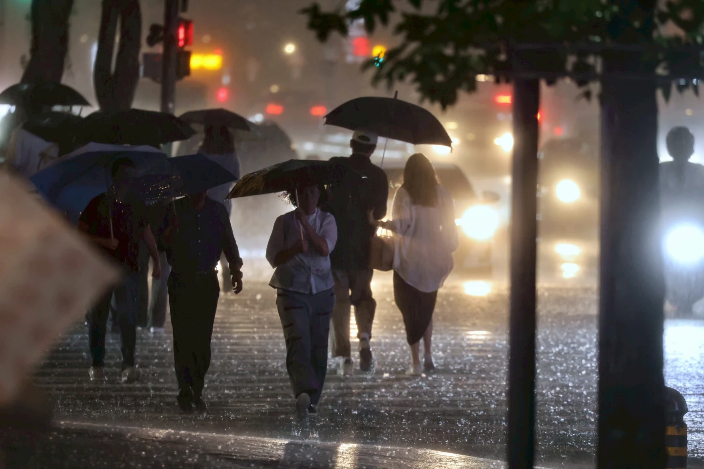 明全台空品亮橘燈！水氣增變天有雨愈晚愈冷　4、5日清晨低溫探15度