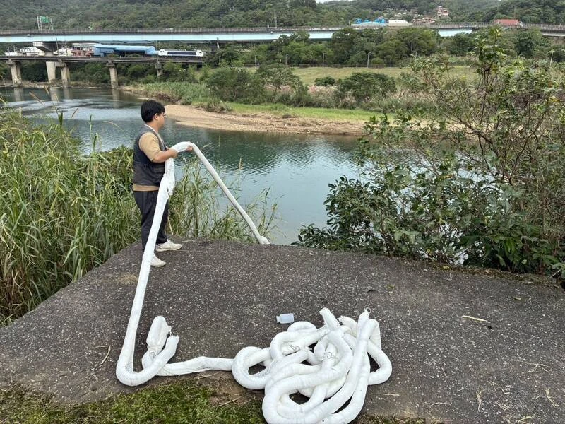 基隆河污染禍首「柴油碎片」送驗　警調監視器抓元凶！清查可疑車輛、工廠