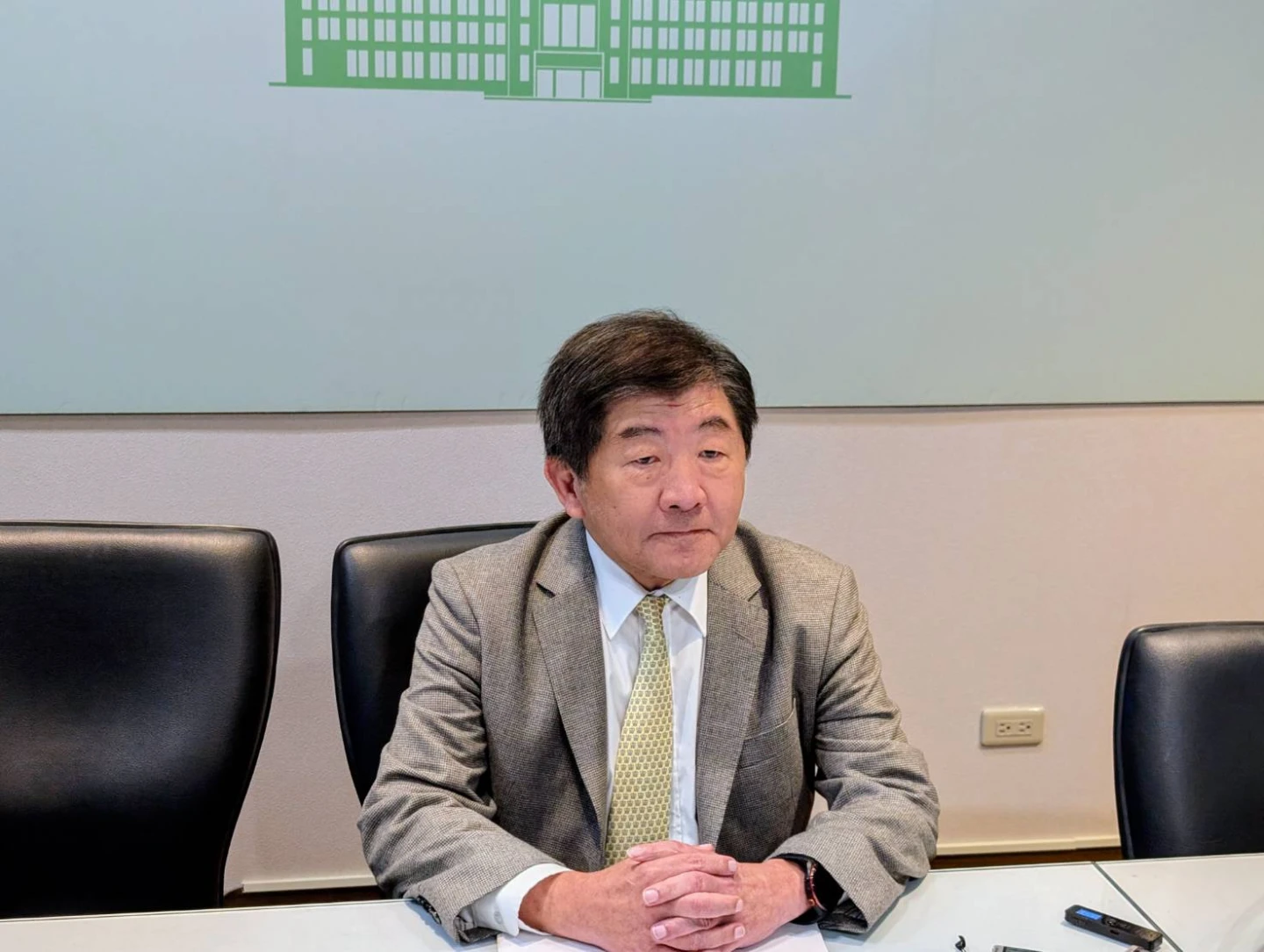 食鹽水缺貨示警！政院擬放寬藥品「專案進口」品項　業者需繳徵收金