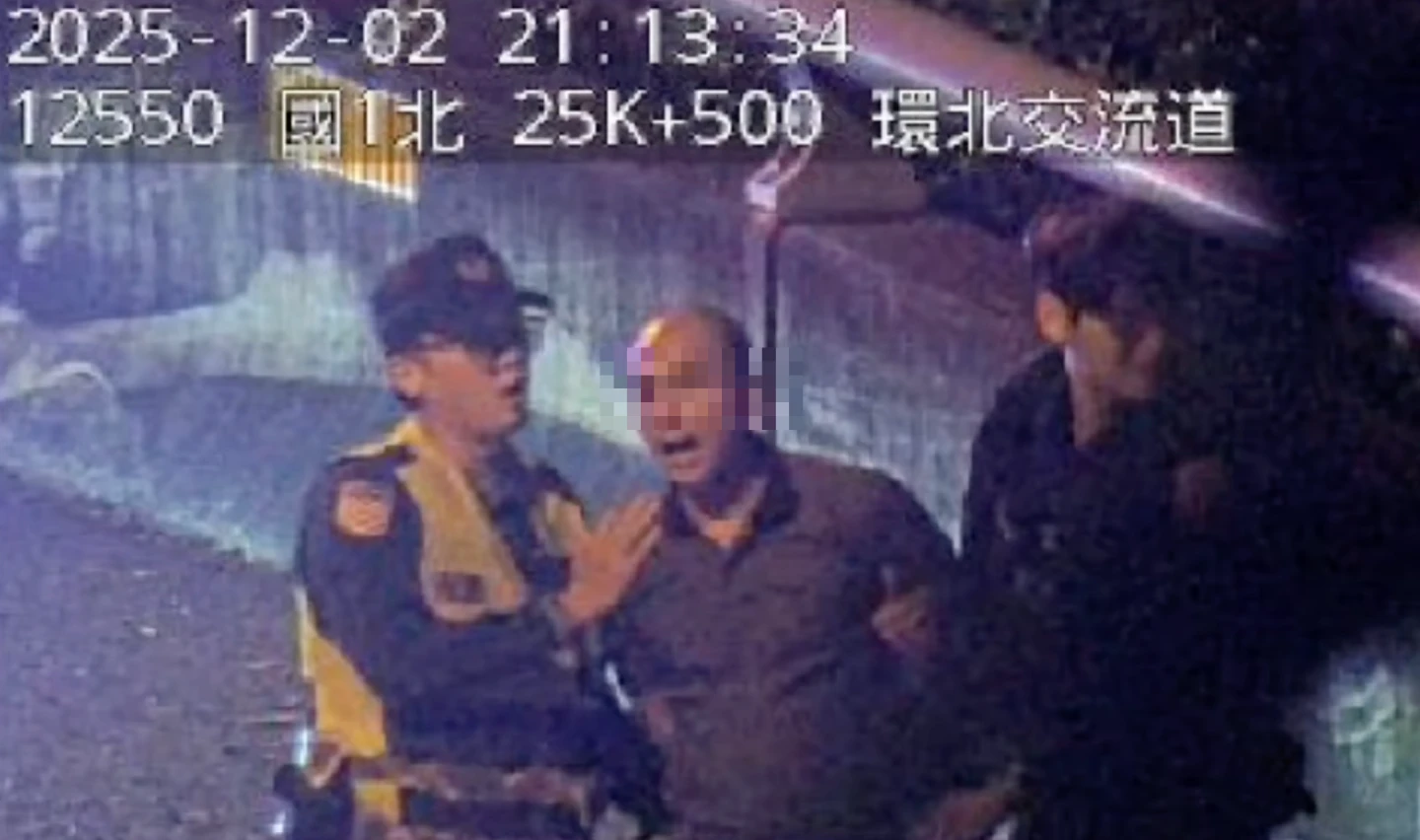 恐怖片｜2男汐五高架狂奔！座車被撞還遭榔頭男追打砸車　警圍捕壓制也掛彩