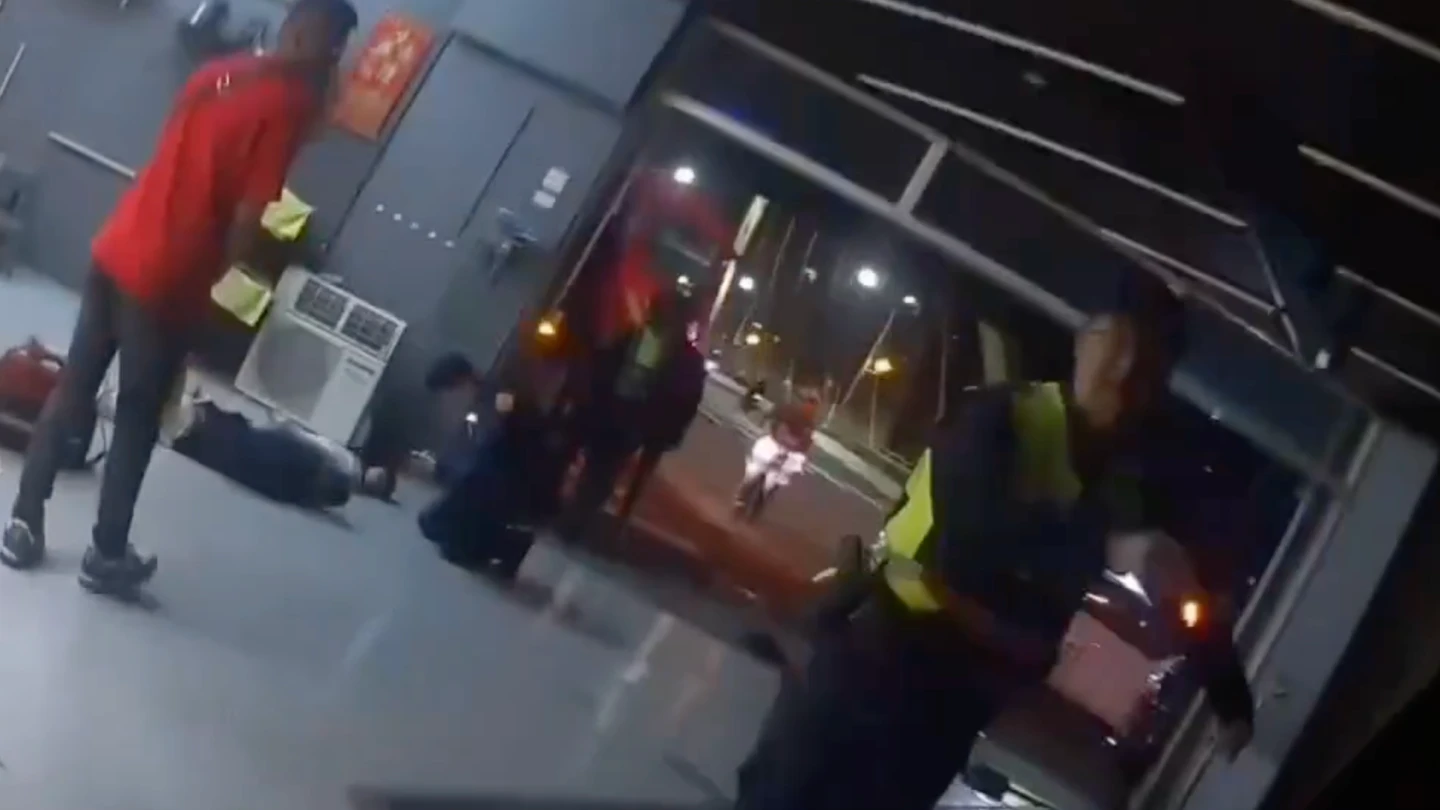 有片｜3男洗車場遭打到頭破血流！警到場被關門外　7嫌遭逮犯案動機曝
