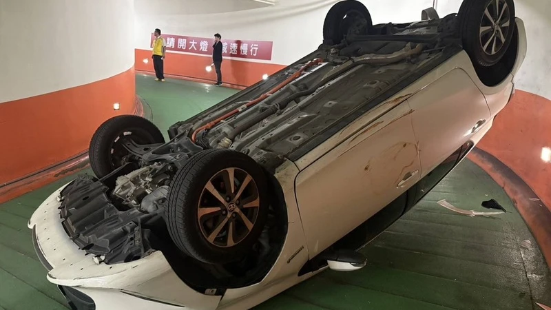 最謎車禍！租賃車下停車場開到「並軌」　全網傻眼：到底怎麼開的