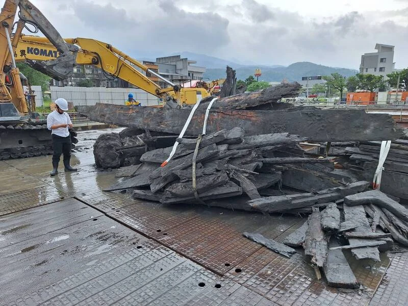 頭城疑挖出「古沉船」　縣府初判「漂流木」！文史團體怒：謀殺文化資產