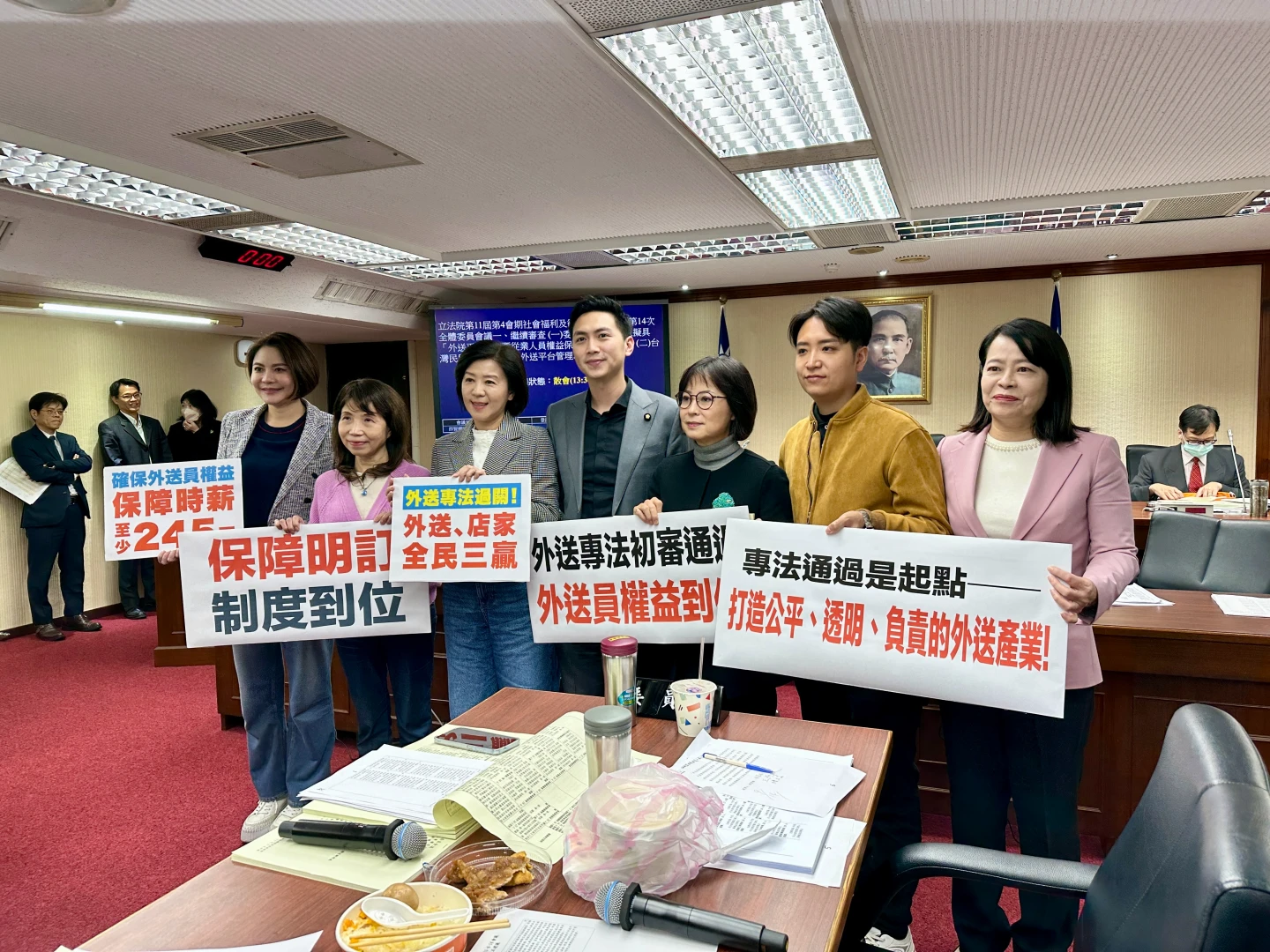 外送專法初審通過！明訂最低報酬　每單45元起、隨最低工資調漲