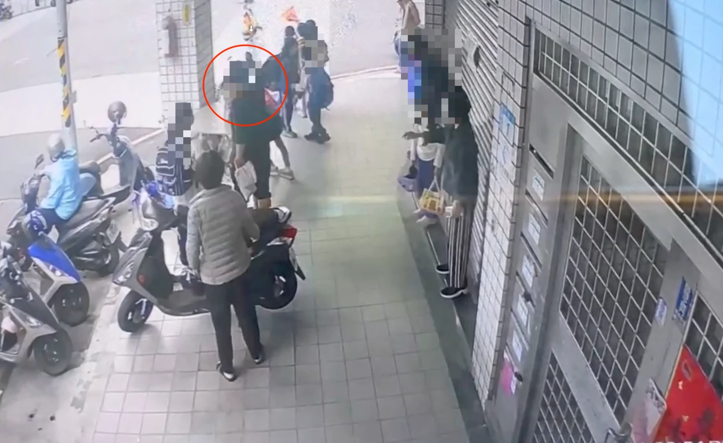 新北國小童放學遭隨機攻擊！陌生男突出手猛捶打　校方回應了