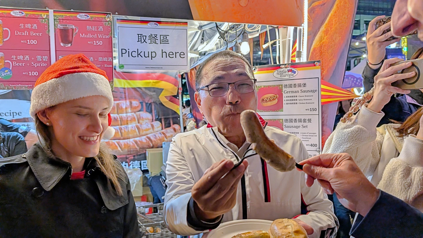 有片｜新北耶誕城主燈新秀　德國耶誕市集登場！侯友宜大啖德國香腸