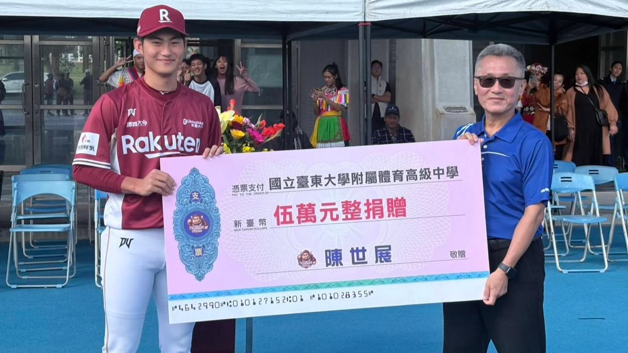 樂天桃猿新秀陳世展、李育朋飲水思源　回饋母校台東體中