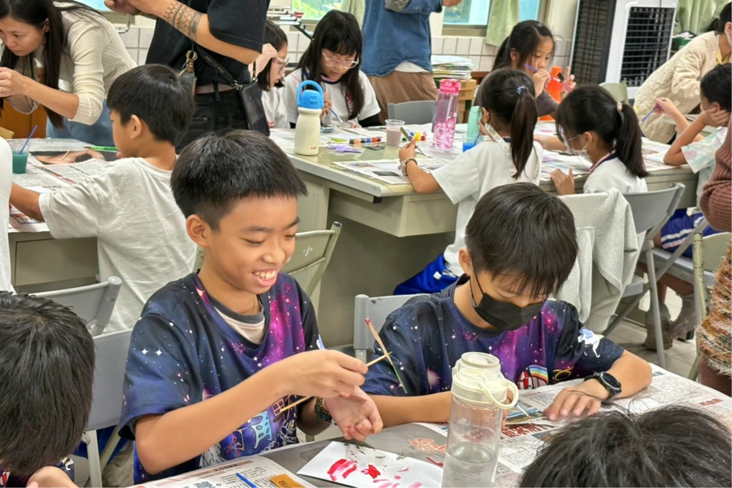 超級竹蜻蜓飛進校園！台日工藝交流開課了　學童驚喜聲連連