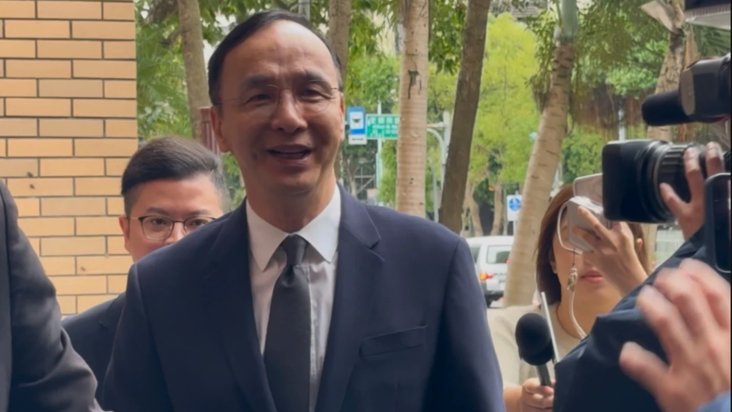 朱立倫應訊！417下令黨員「今晚北檢見」　觸《集遊法》微笑出庭