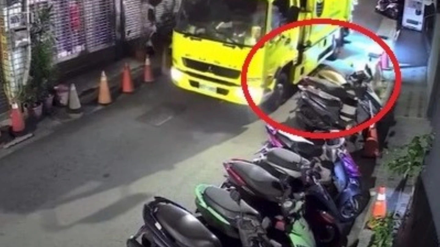 有片｜老司機翻船！清運車擦撞機車「扶起就走」　慘痛代價曝光