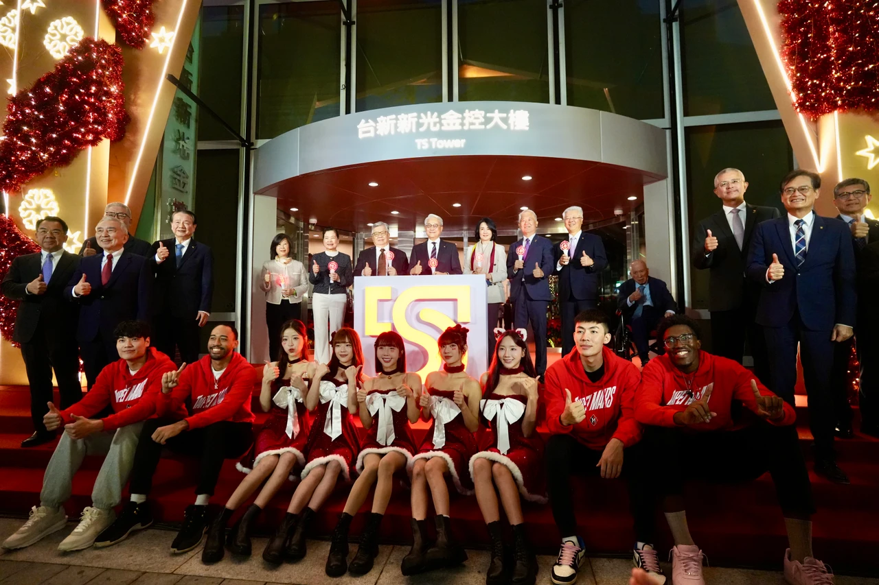 「新新併後」首次聖誕點燈　台新新光金董座吳東亮：點亮新光重返榮耀