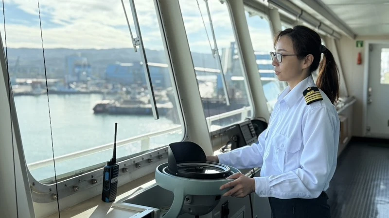 中油船隊首位女船長！海上闖蕩15年　難忘被颱風追著跑、與海豚相伴日常