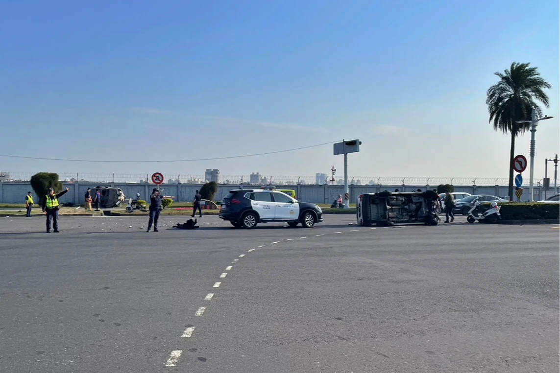 誇張片｜無差別攻擊！高雄三寶婦迎戰車流害慘2車　失控撞牆側翻