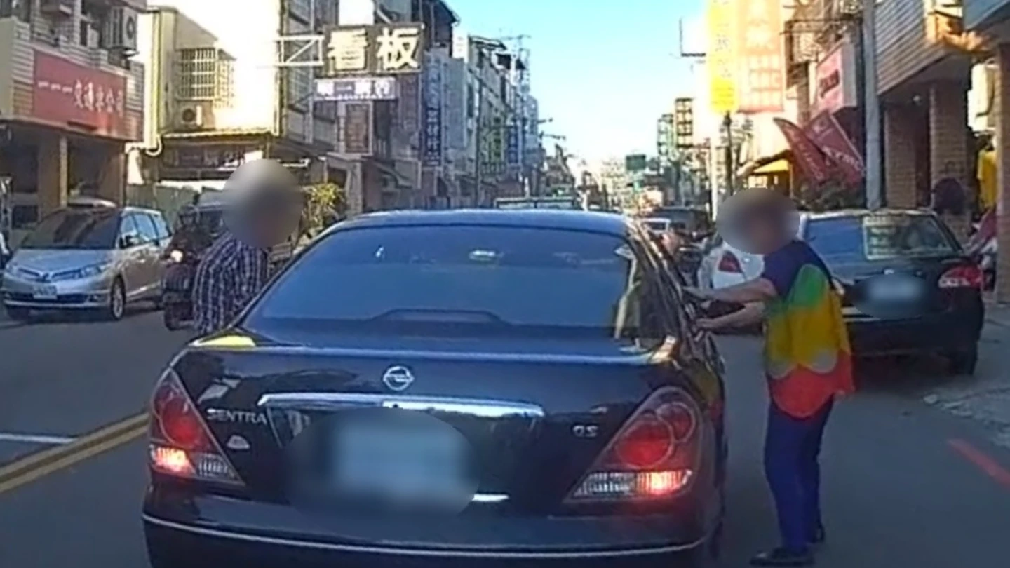 有片｜老車路中罷工　暖警化身「神隊友」伸援！夫妻感動喊：太幸運了！