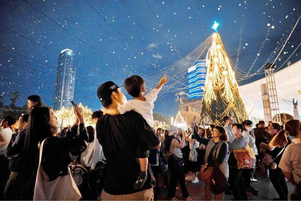 聖誕樹點亮錢潮！高雄新堀江業績飆3成再現久違人潮　這週開唱連嗨5天