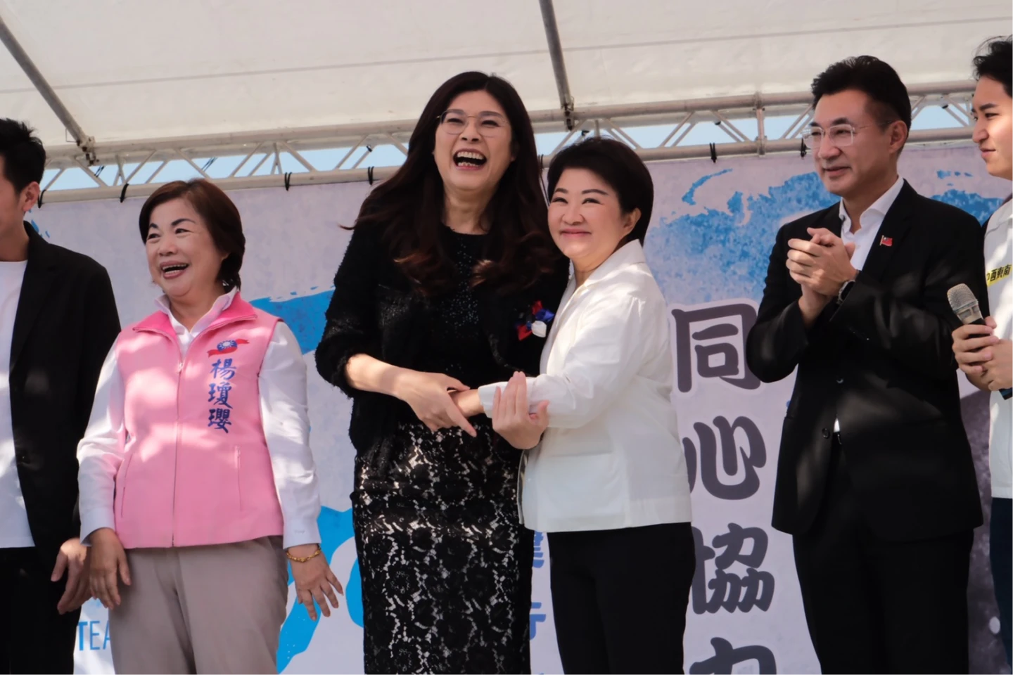 傳后不見后！鄭麗文、盧秀燕同台擁抱喊「多年姐妹」：不需要挑撥