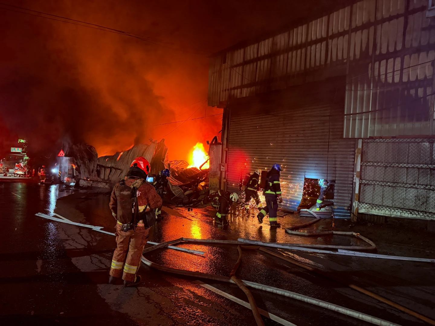 救援片｜惡火吞噬八里木工工廠！燒300平方公尺　3廠房付之一炬