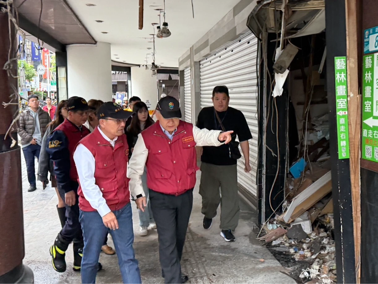 板橋定食8氣爆6傷！侯友宜赴現場勘災　將助鄰損住戶求償