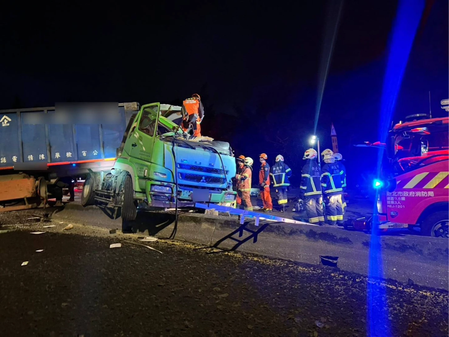 台2線死亡車禍！曳引車衝對向車道釀4大車追撞　1死2傷