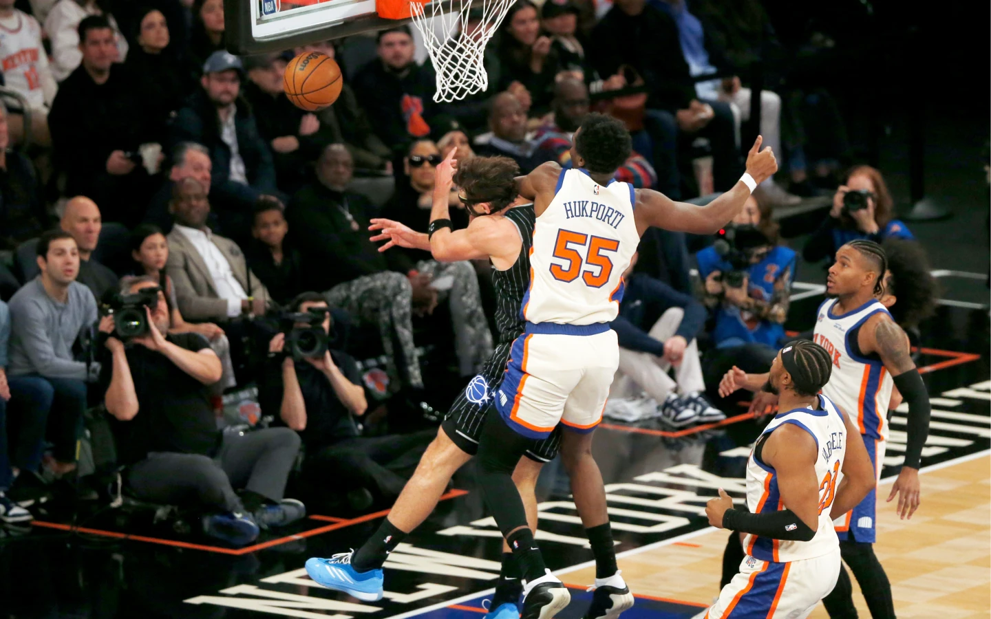 NBA｜驚悚畫面曝！魔術面具俠遭犯規落地失去重心　左膝重傷退場