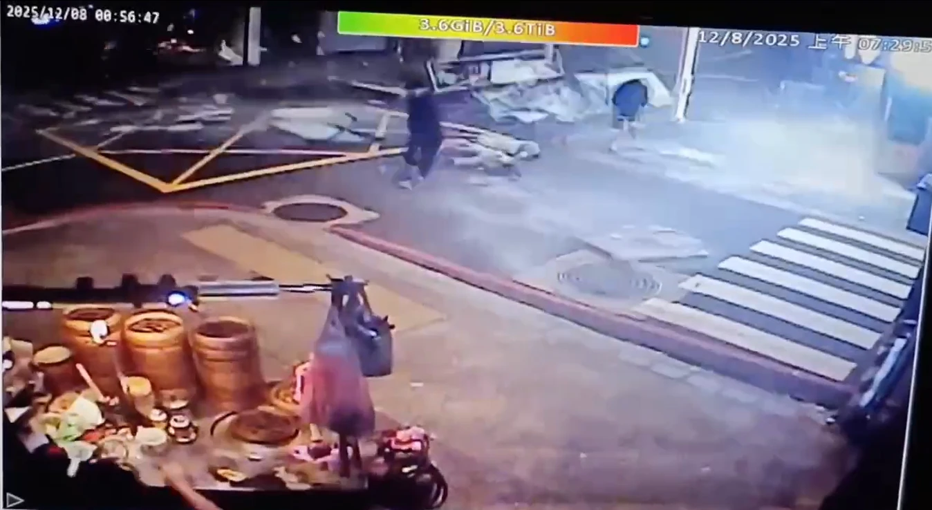 板橋氣爆瞬間畫面曝！53坪整層炸毀招牌、玻璃掉落　6路人受傷