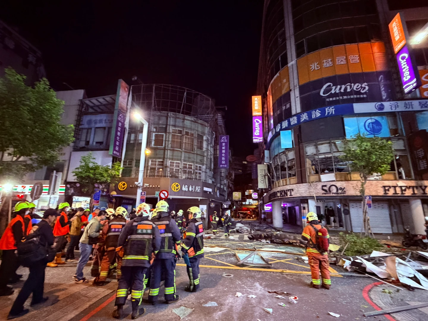 板橋餐廳深夜氣爆！53坪整層炸毀招牌、玻璃噴飛　6路人受傷送醫