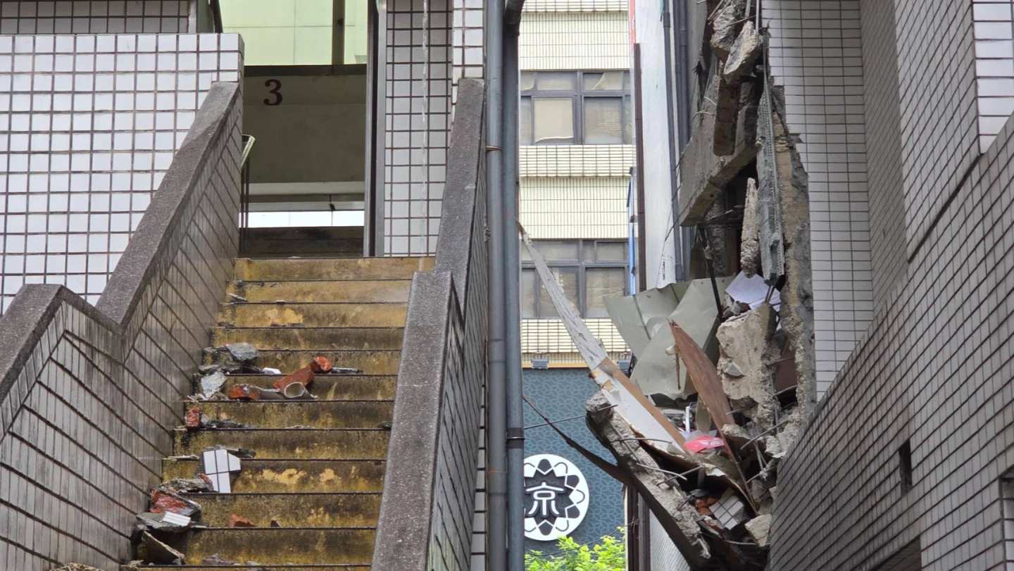 圖輯｜板橋氣爆內部慘況曝！牆壁炸出大洞、鋼筋外露　疑瓦斯鋼瓶開關閥脫落