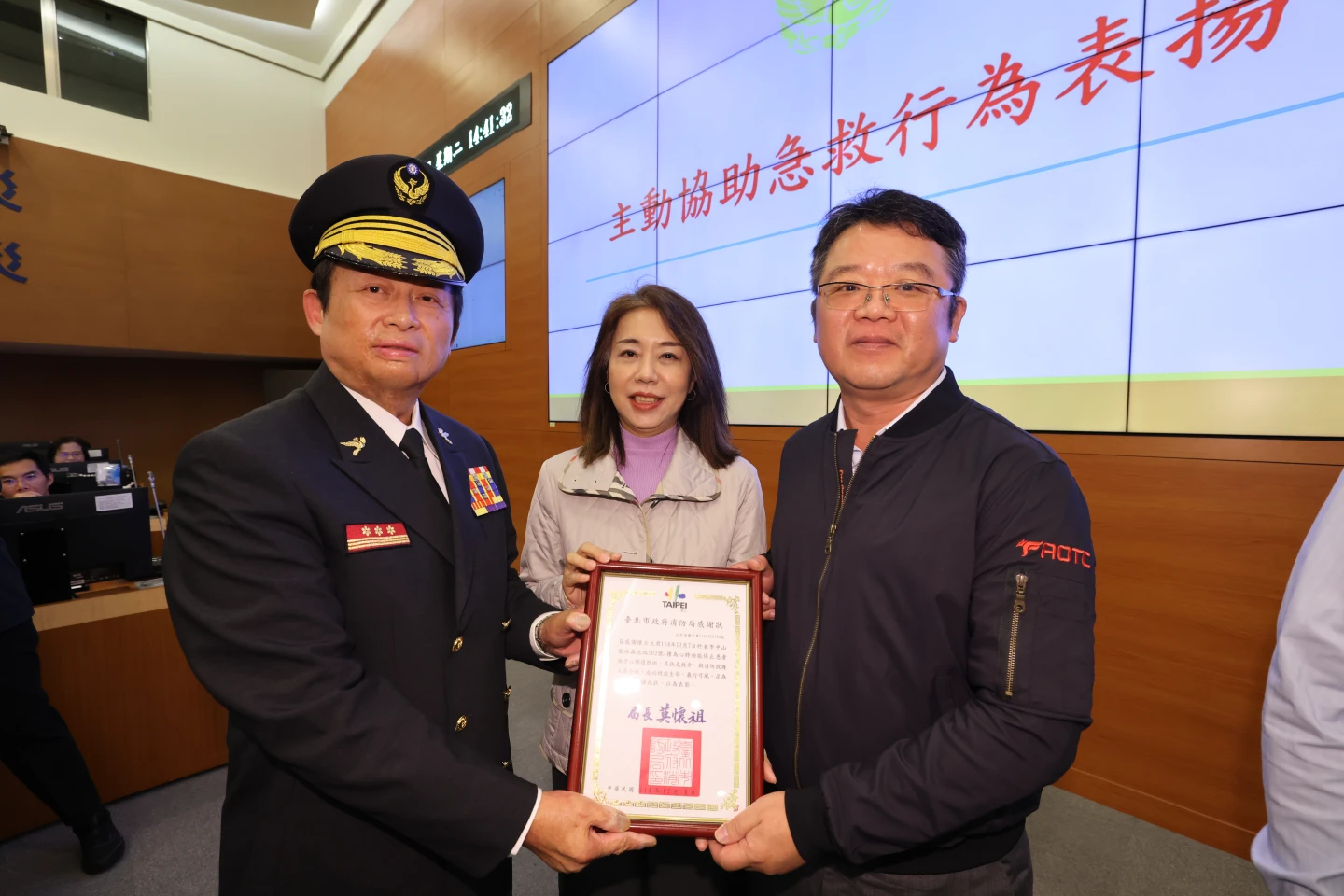 居酒屋客人突倒地無呼吸心跳！　飯店董座兄弟接力CPR救命成功　