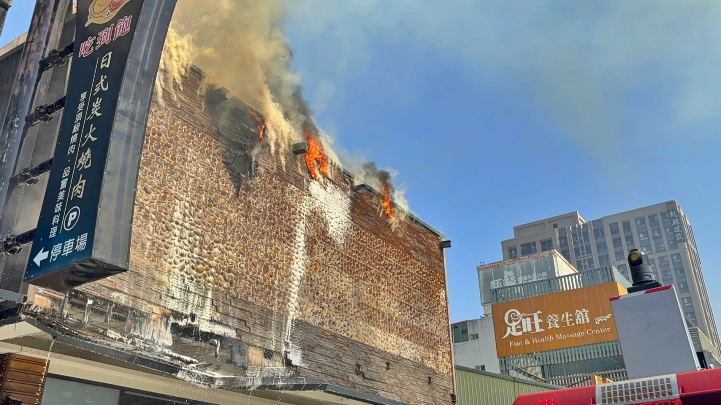 有片｜台南石頭火鍋店歇業突起火！外牆狂燒竄濃煙　疑工人釀禍