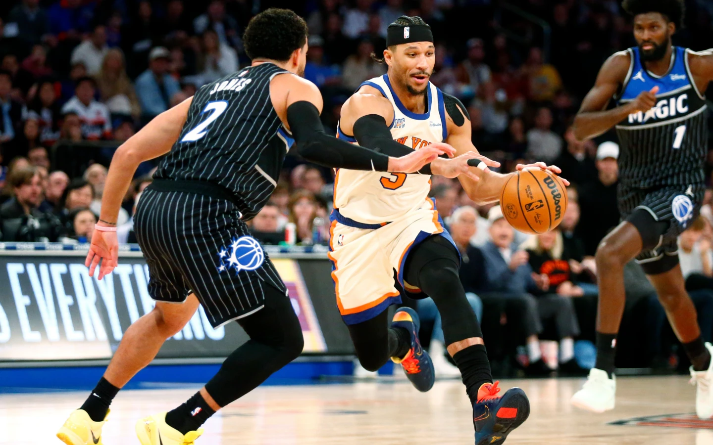 NBA｜最強奶爸！顧小孩還能拿雙10　哈特板凳突托嬰給隊友畫面流出笑翻全網