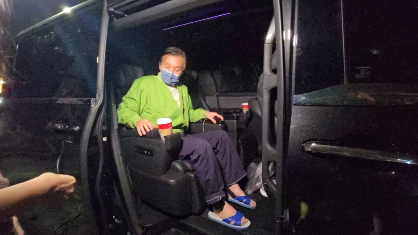 三地集團鍾嘉村2.2億交保！光電案吞3.5億戴電子腳鐶憔悴現身　兒爆：罹三癌症