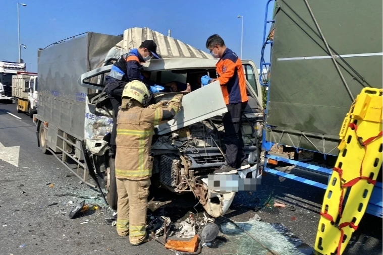 水肥車國8連環撞釀2傷！車頭全爛、1人雙腿變形　後車驚險煞停