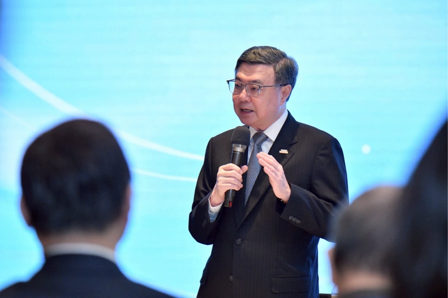 卓榮泰問商業領袖：董事會通過違法規定會否執行？　盼立院速審總預算