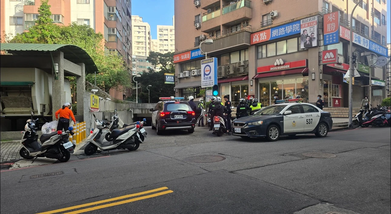 淡江男大生遭持槍押走！玩射龍門慘輸百萬被逼簽本票　警攻堅救人