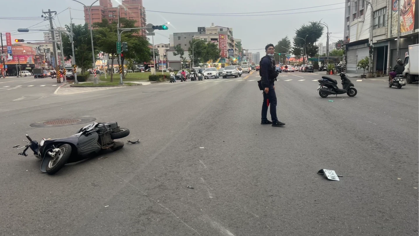 有片｜11歲童偷騎爸機車「找朋友」！衝出待轉區遭撞　驚險畫面曝