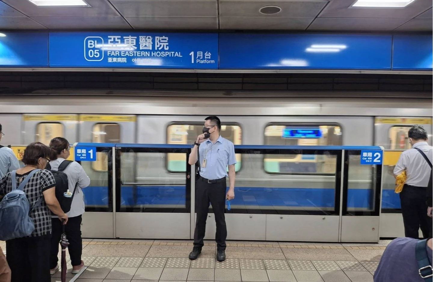 亞東醫院站電扶梯8長者摔成一團　北捷：一人腳傷送醫