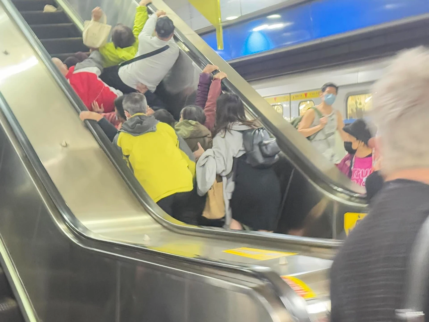 亞東醫院站電扶梯8長者摔成一團　北捷：一人腳傷送醫