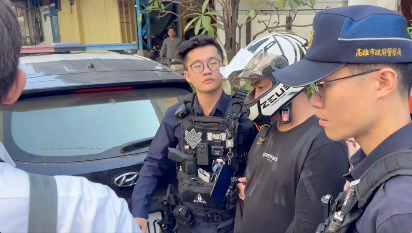 有片｜高雄鳳山爆命案！檳榔攤闆娘遭兒仇家砍死　兇嫌見民眾錄影竟追砍